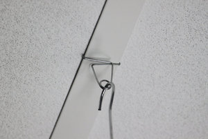 Crochet métallique pince pour faux plafond  - largeur 8mm - hauteur 8mm