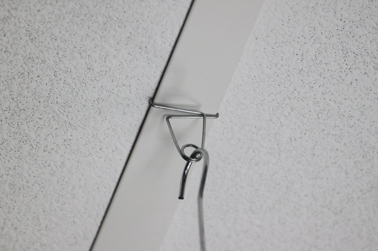 Crochet métal pour faux plafond